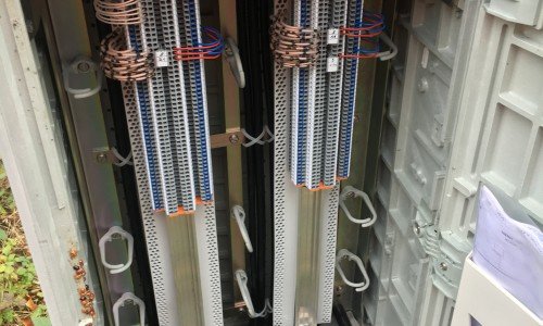 Die Kontrolle der Kabelschränke ist Bestandteil der Bauüberwachung LST. Hier ein Beispiel für einen falsch ausgeführten Kabelschrank, der dadurch von innen feucht geworden ist.