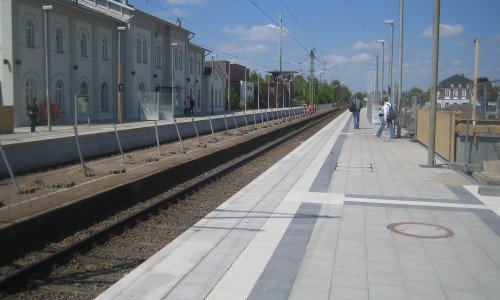 Die fertiggestellte Bahnsteigkante des Bahnhofs